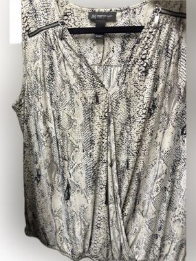 INC International Concepts Black & White Sleeveless Snake-Print Top
